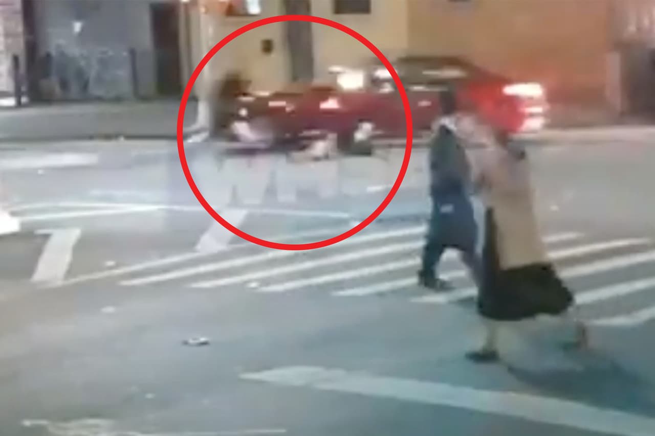Impactante video: 2 peatones son atropellados por un conductor que se dio a la fuga en Brooklyn