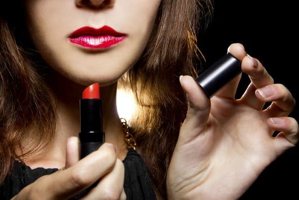 Dime adónde vas y te diré qué labial va contigo. Al momento de comprar un ‘lipstick’ piensa si te acompañará al trabajo, o si será tu colega de aventuras los viernes por la noche.