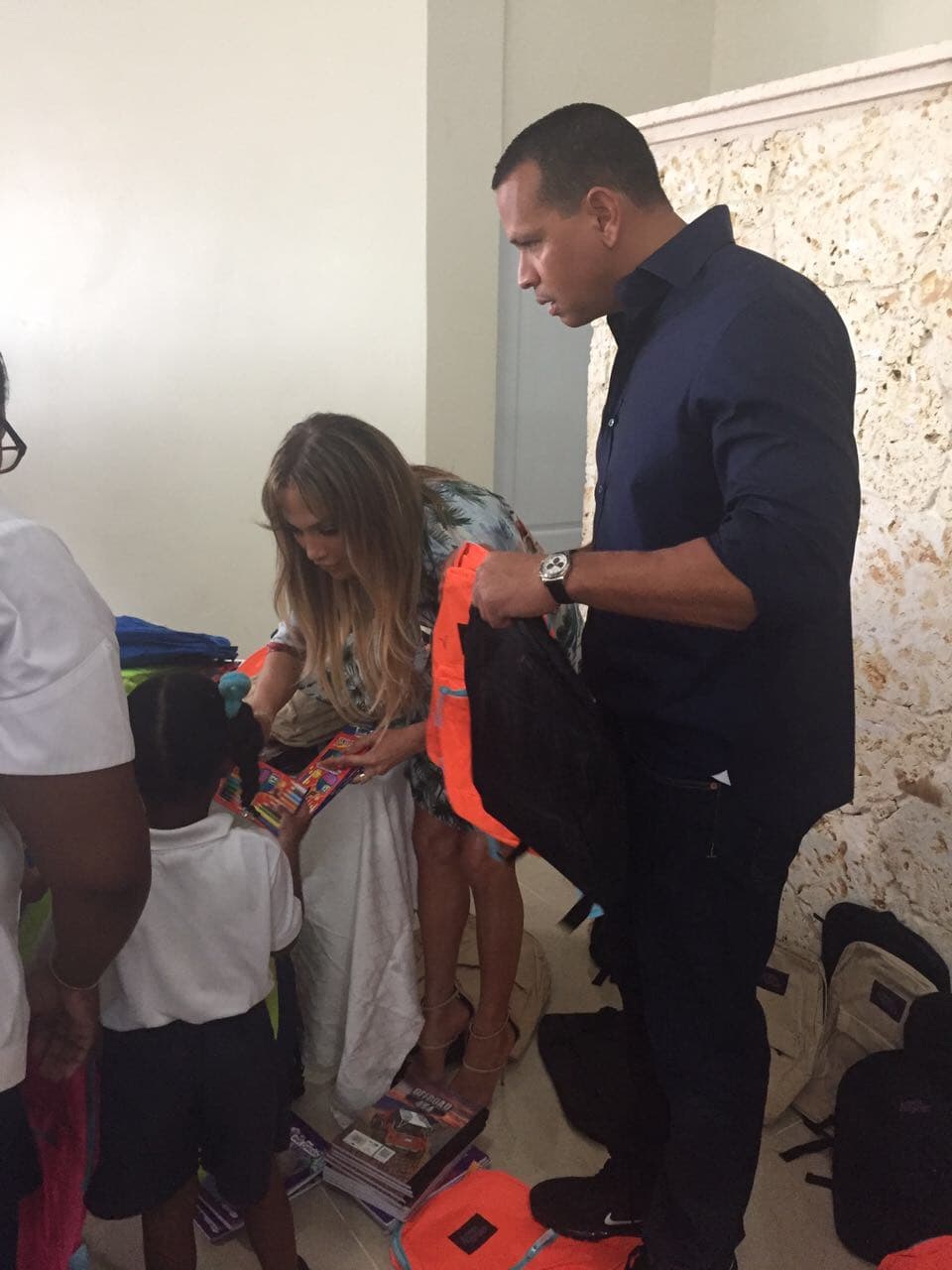 No es la primera vez que la pareja se une a las buenas causas. Alex y Jennifer visitaron República Dominicana para ayudar a niños de escasos recursos y entregaron útiles escolares.