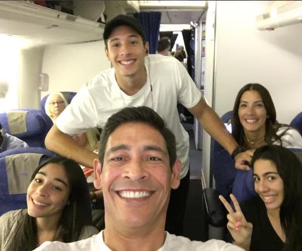 Johnny, su esposa Sandy y sus hijos, Nathalia, Thalía y Jean Gabriel hicieron maletas para una nueva aventura.