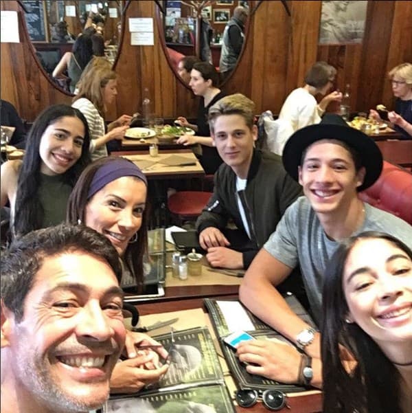 Los Lozada tienen guía exclusivo para conocer Francia y la pasan de lujo.