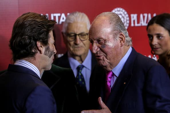 El rey emérito dijo que su ojo morado se debe a una reacción que tuvo tras someterse a un tratamiento para quemarle unas manchas de su rostro.