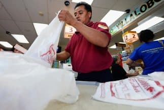 Un
<b><a href="https://news.un.org/es/story/2019/03/1452961" target="_blank"> informe de la ONU</a></b> de marzo de 2019 indica que "al año se usan 
<b>500,000 millones de bolsas</b>" de plástico. Ocho millones de toneladas de botellas y bolsas de ese material terminan en los océanos cada año provocando serios 
<b><a href="https://www.univision.com/noticias/estados-unidos/ambientalistas-extraen-40-toneladas-de-redes-del-pacifico-para-evitar-danos-a-la-fauna-marina" target="_blank">daños en la vida marina. </a></b>
<br>