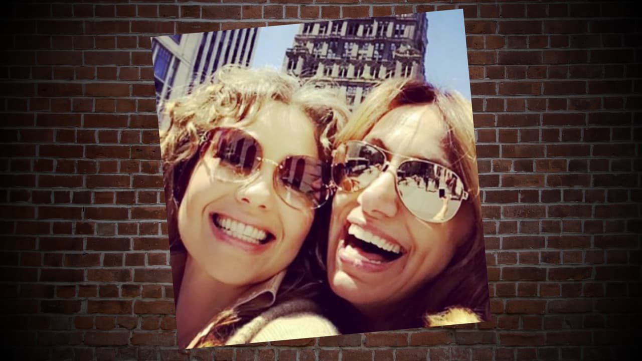 Ya sea en el auto, con su mejor amiga Lili Estefan o con su esposo Tommy Mottola, Thalis no puede estar sin lentes de sol. Y es que la cantante y actriz tiene una colección muy particular de gafas y aquí te mostramos algunas de ellas. ¿Cuál es tu favorito?