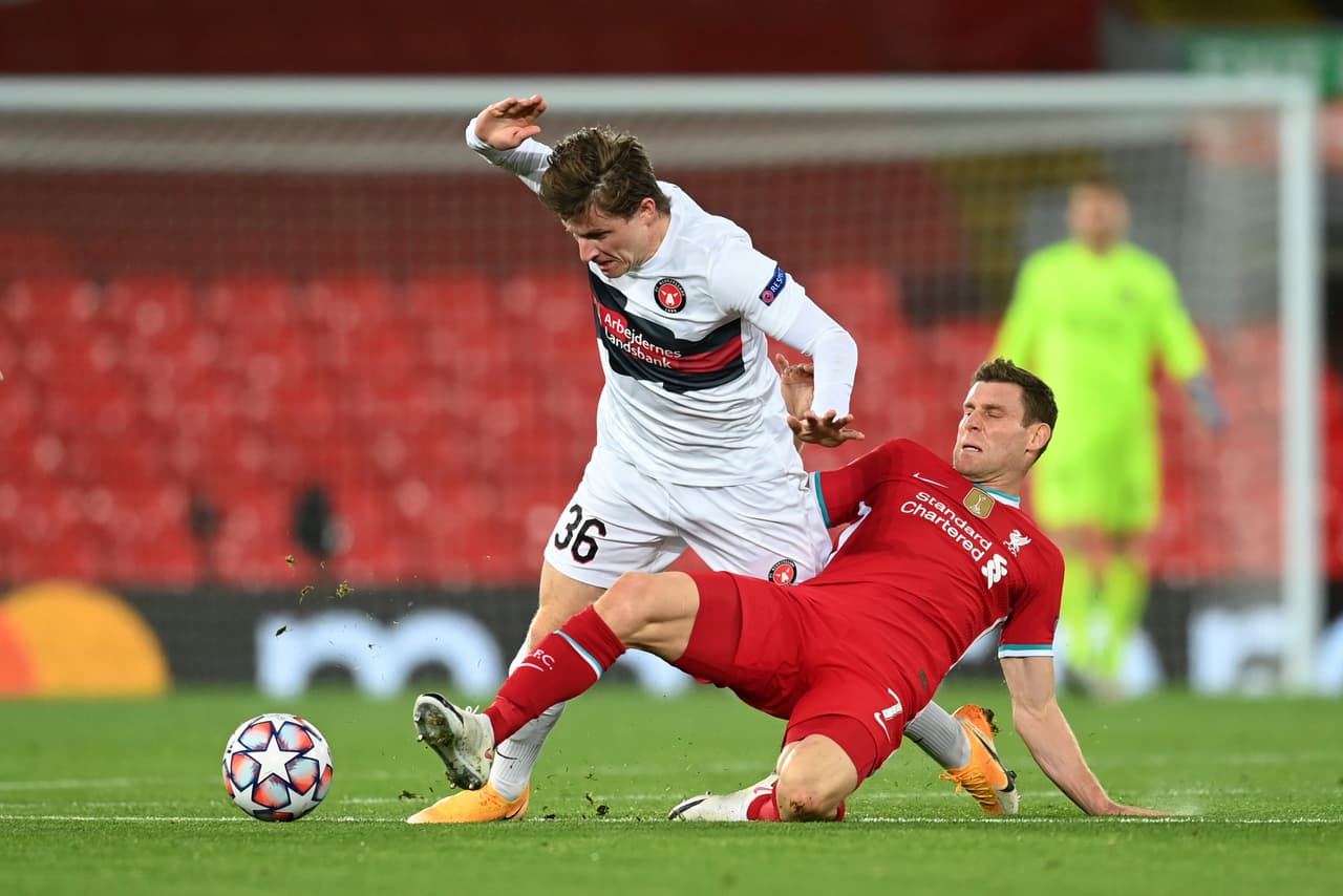 Los campeones de la Champions League se imponen tranquilamente ante el FC Midtjylland 2 goles a cero. El portugués Diogo Jota abre el marcador al minuto 55 y Mohamed Salah sella la victoria al minuto 93 ante los daneses en la segunda fecha de la Champions League.