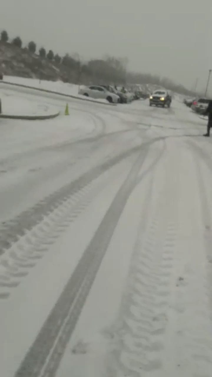 Y las carreteras en la parte sur de Nueva Jersey estaban resbaladizas y se dificultaba la visibilidad.