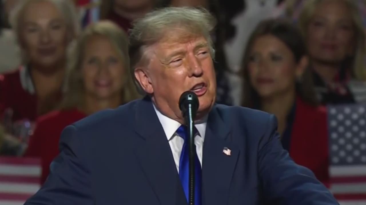 Donald Trump presume el avance del muro fronterizo en la Convención Republicana; un hombre aparece vestido como muralla
