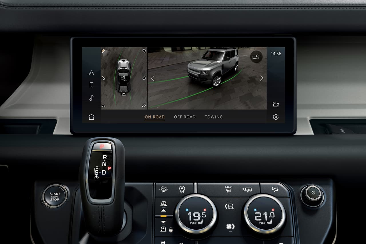 El panel de instrumentos está ubicado en una posición elevada. La palanca de transmisión está ubicada sobre la consola central junto a los controles del sistema de aire acondicionado.