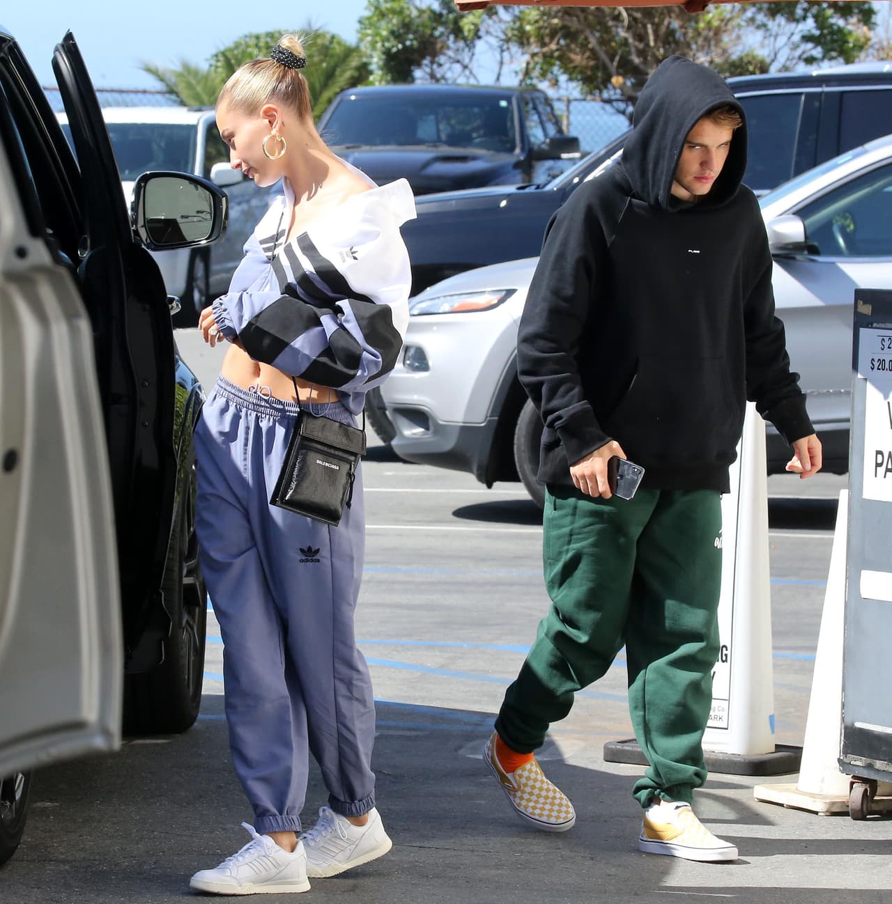 Aunque la mayoría de las veces que son sorprendidos en público lucen muy enamorados, lo cierto es que el sábado, la pareja no fue capaz de disimular su molestia.