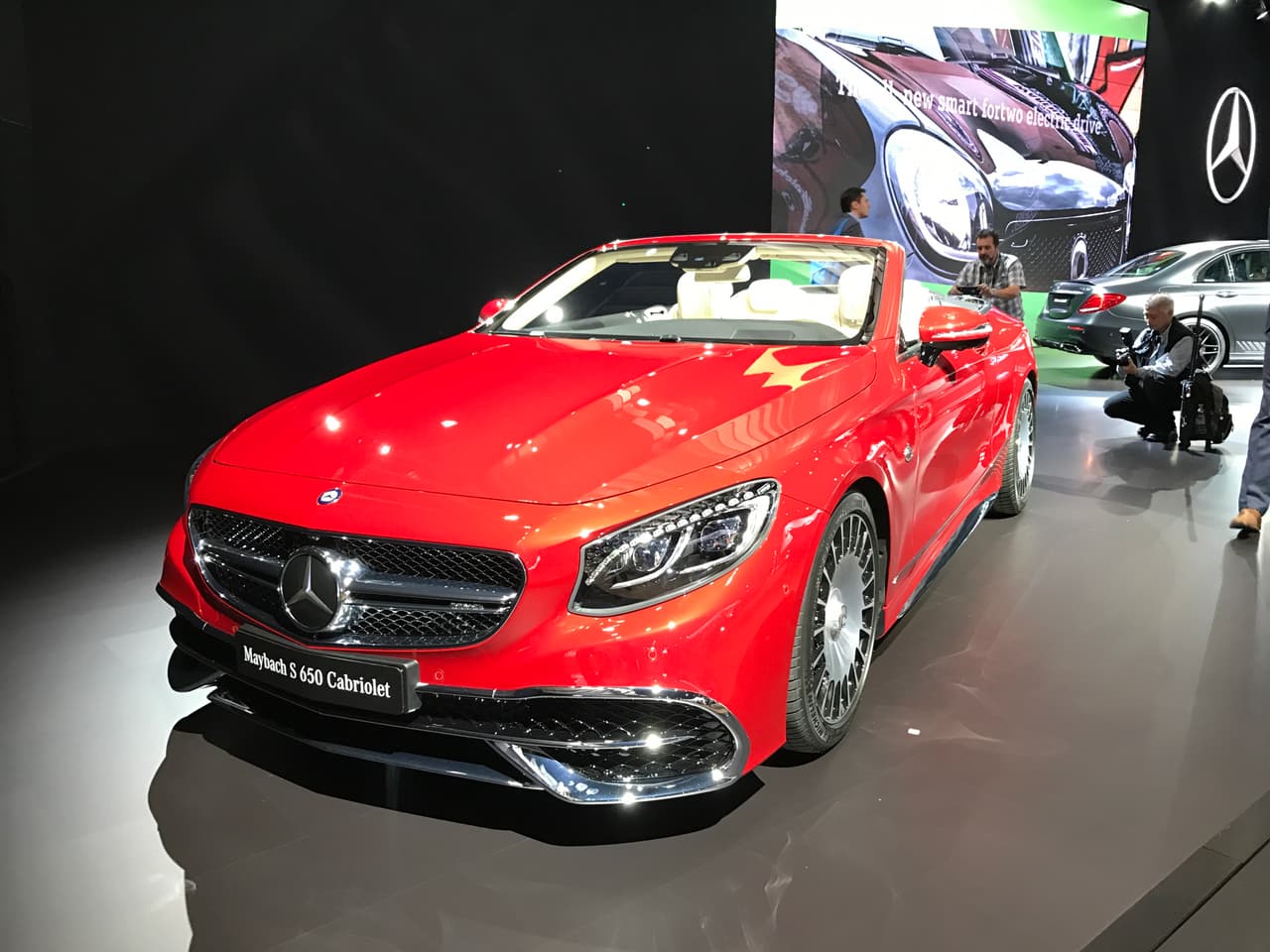 El primer convertible de
<b>Mercedes-Maybach</b> se materializó en la forma del
<b>S650 Cabriolet</b>. Este ultra lujoso convertible se producirá en una edición limitada a sólo 300 unidades, 75 de las cuales llegarán a Estados Unidosa un precio cercano a cerca de 320,000 dólares por vehículo. Puedes leer y ver todos los detalles de este convertible en
<b> <a href="http://www.univision.com/noticias/mercedes-benz/los-angeles-2016-mercedes-maybach-s650-cabriolet" target="_blank">nuestra cobertura</a> </b>del show.
<br>