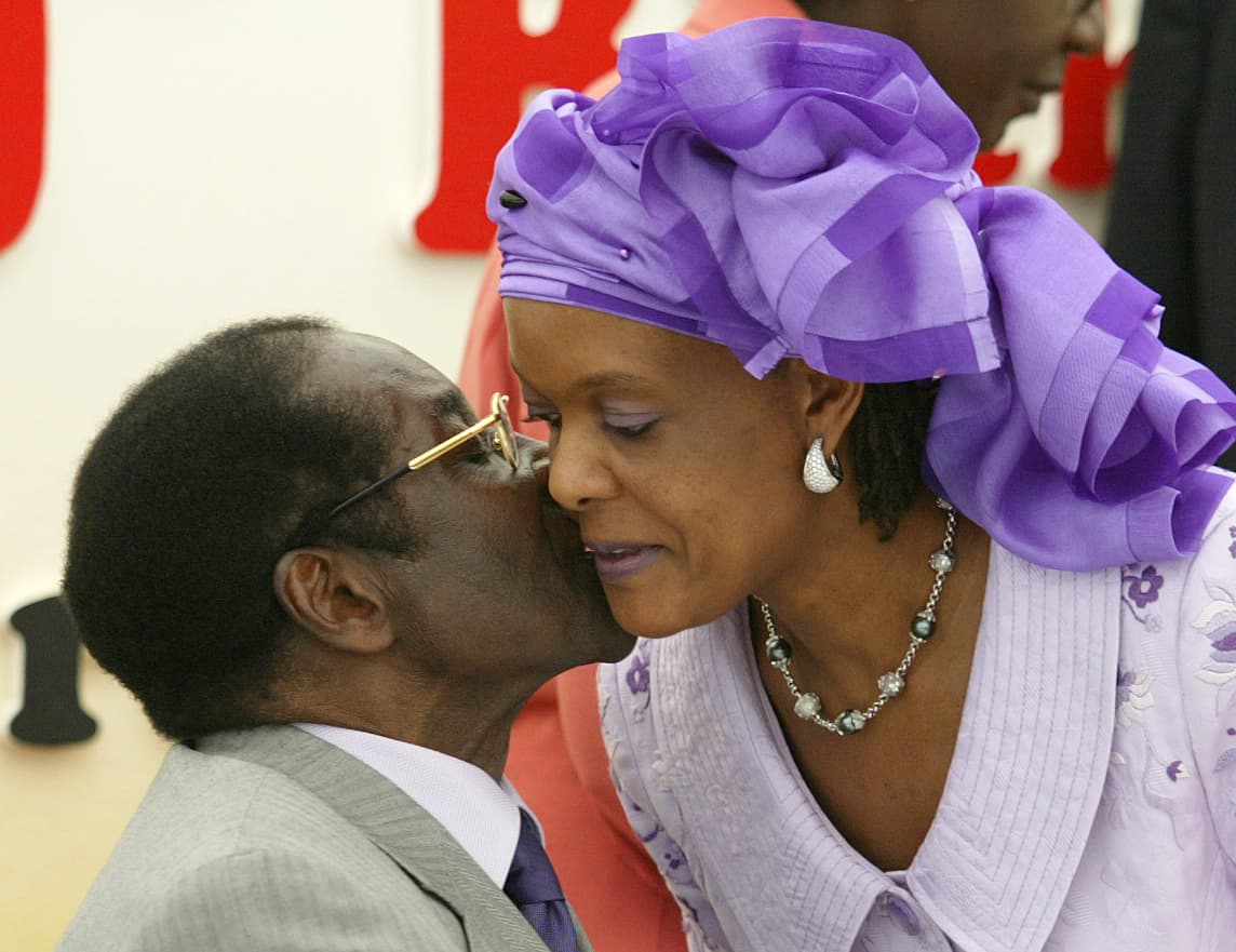 Robert Mugabe y su esposa Grace durante la celebración de su cumpleaños 80. Zimbabue, 2004.