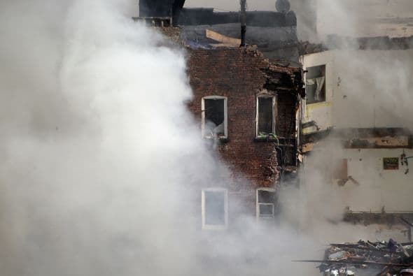 El derrumbe de dos edificios en el barrio de Harlem se debió a una explosión por una fuga de gas y confirmó al menos dos muertos, 18 heridos y varias personas desaparecidas. "La tragedia se originó por una explosión de gas y sabemos que hemos perdido a dos personas y que hay 18 heridos de diversa consideración y varias personas desaparecidas", dijo el alcalde de Nueva York, Bill de Blasio en una conferencia de prensa junto al lugar del siniestro. De Blasio detalló que las autoridades procederán a buscar entre los escombros una vez que los bomberos controlen el incendio, tras explicar que quince minutos antes de la explosión un vecino llamó a la empresa ConEdison para alertar de una fuga de gas