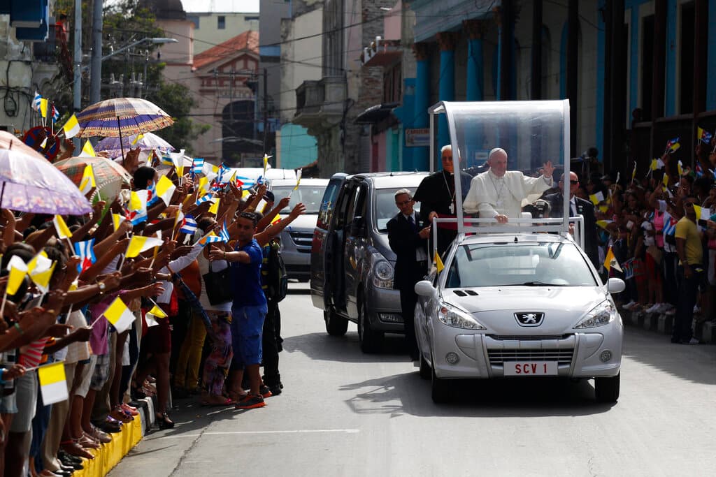 El papa Francisco recorriendo Santiago de Cuba el martes 22 de septiembre de 2015.