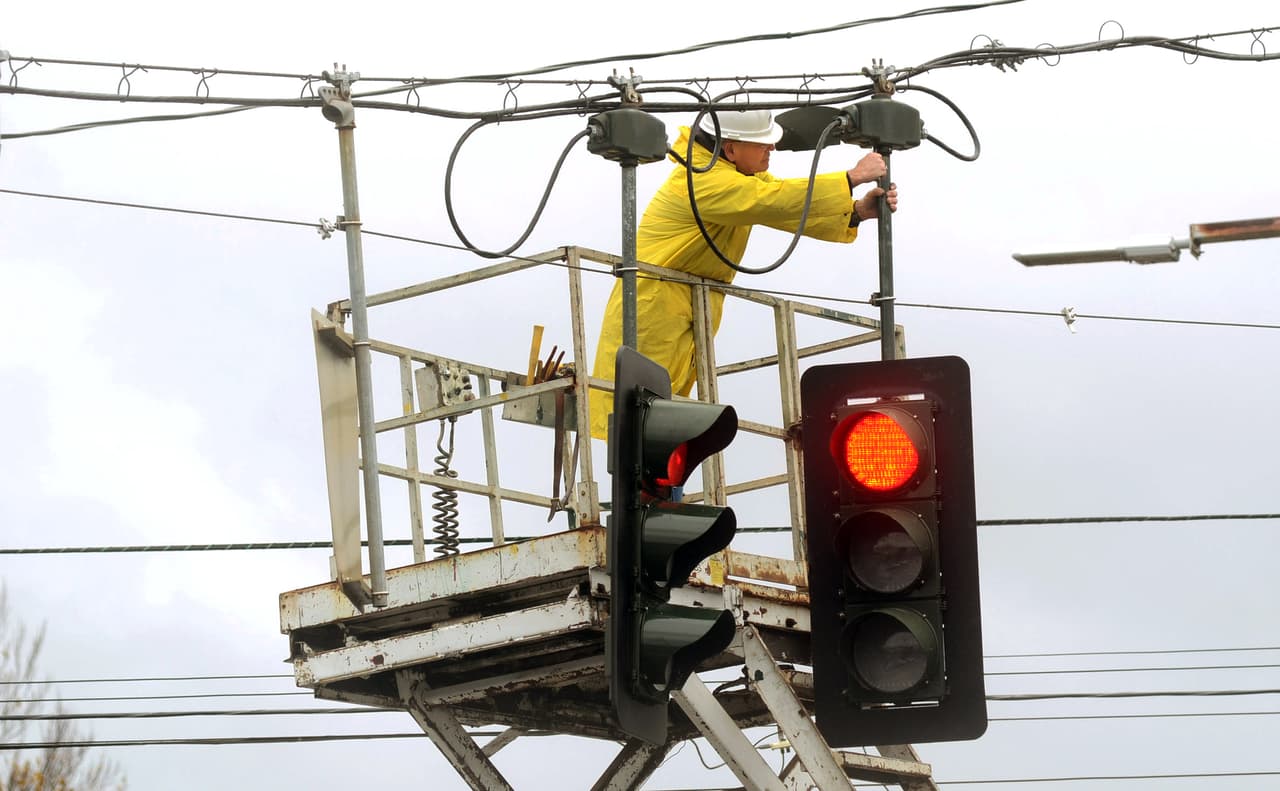 <b>Puesto 20. Reparadores de señales viales. </b>Obtienen un salario medio anual de 70,490 dólares y en EEUU hay unos 7,730 de estos trabajadores, según la 
<a href="https://www.bls.gov/" target="_blank">Oficina de Estadísticas del Trabajo (BLS, por sus siglas en inglés)</a>. Aunque es un empleo que requiere habilidades manuales relativamente sencillas, generalmente operan en las alturas y otras situaciones incómodas. Para este trabajo solo se requiere un diploma de secundaria y la experiencia laboral previa no es limitante.