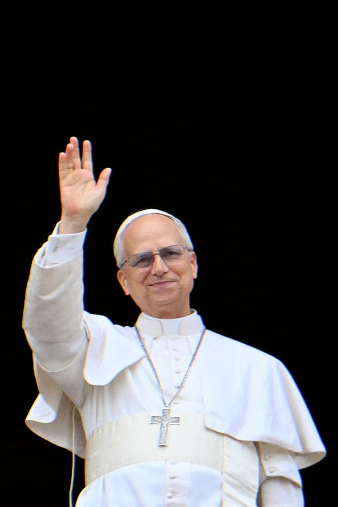 Desde la logia de la Basílica de San Pedro, como se conoce al balcón en el centro de la fachada principal, el papa León XIV hizo 
<b><a href="https://www.univision.com/noticias/mundo/mensaje-papa-leon-xiv-primera-bendicion-dominical-san-pedro-nunca-mas-la-guerra-paz-ucrania-gaza" target="_blank">un llamado contra la guerra, mencionando a Ucrania y Gaza,</a></b> en conflictos con Rusia e Israel, respectivamente.