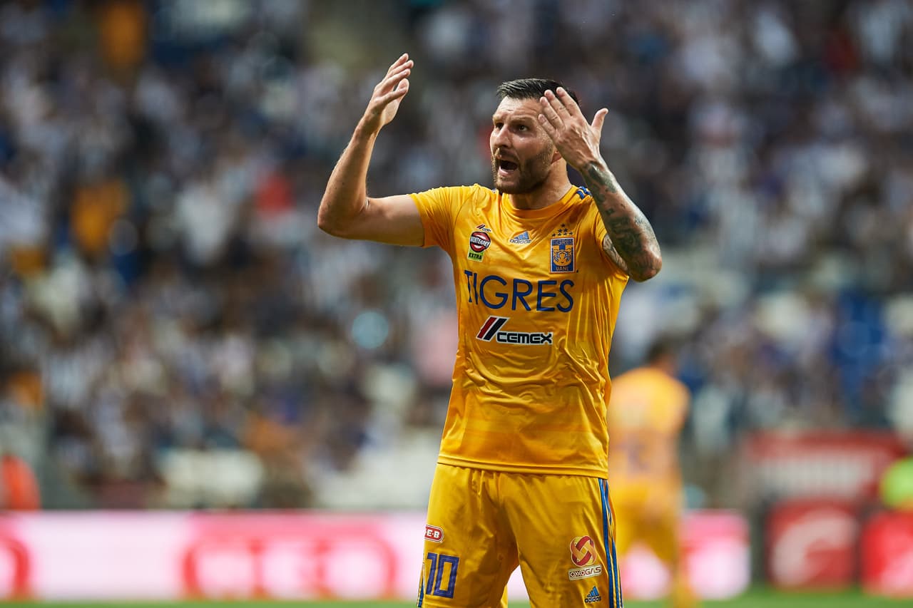 El dueño veracruzano entra en disputa con Gignac por el conato de bronca entre aficiones en un Veracruz vs Tigres en 2017; "Si su familia está ahí, no lo sé. Lo que dice que ojalá Veracruz se vaya a segunda, por mí que mejor se vaya él a Francia, con todo respeto que se regrese a Francia el señor".
