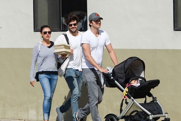 Sus papás y un amigo de la familia la llevaron a conocer el vecindario.