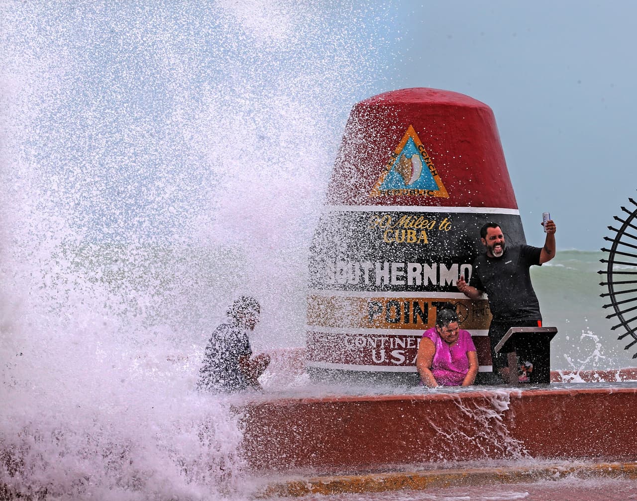 La famosa boya de Southernmost Pointe, en Key West, (el punto más austral de EEUU continental) siempre es una parada obligatoria para los que visitan la isla. Hay quienes fueron a tomarse fotos de cara a Irma. Algunos residentes se negaron a evacuar las islas, que tenían orden obligatoria.