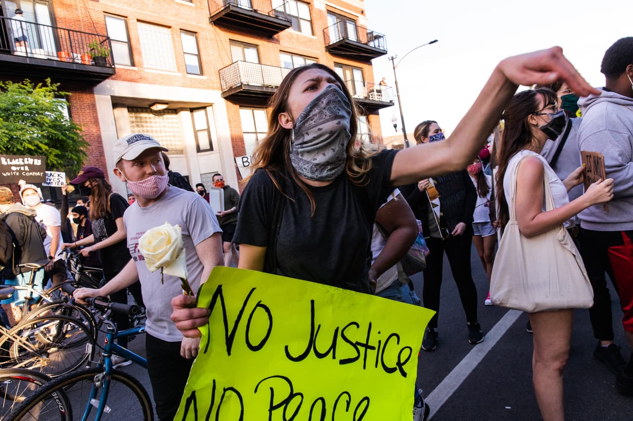 Un manifestante se enfrenta a un oficial de Chicago durante una marcha el 06 de junio. Este es el duodécimo día de protestas desde que George Floyd murió bajo custodia policial en Minneapolis.