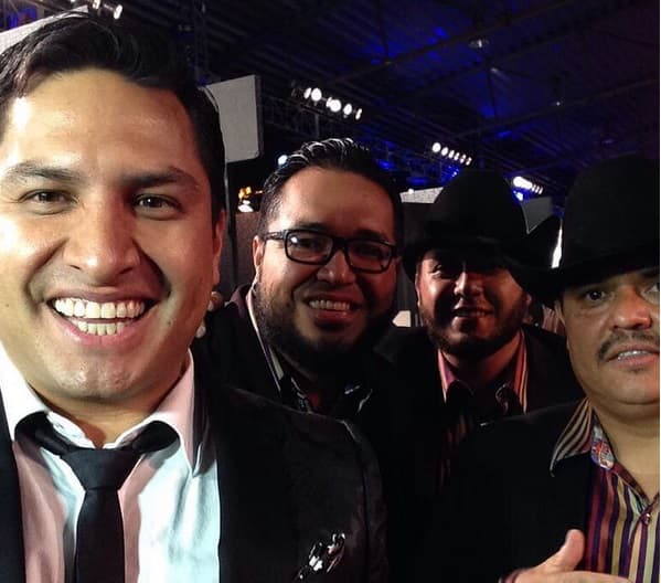 El ídolo grupero regaló esta selfie a sus fanáticas, y hasta su Norteño Banda se divirtió a lo grande.
