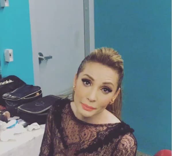 Y Paty Navidad, previo a desfilar por la alfombra, mandó un lindo mensajito a sus fans en redes sociales.