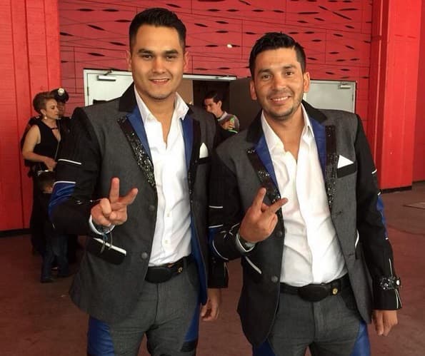 Otros que no pararon fueron Los Recoditos, que anduvieron repartiendo besos y tomándose fotos como esta para sus redes sociales.