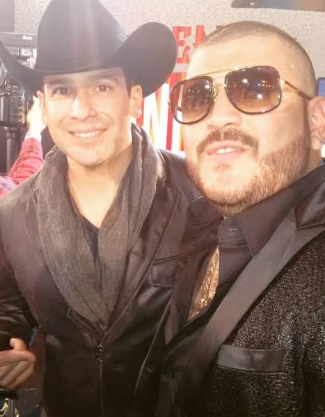 BandamaxEn la alfombra se encontró con algunos amigos, como Bobby Pulido.