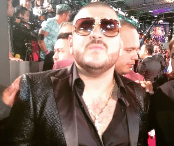 El ídolo grupero llevó sus gafas oscuras y se tomó algunas selfies.