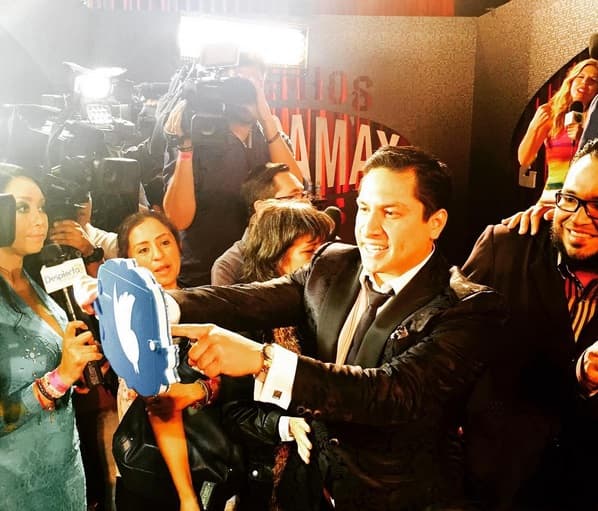 El que armó tremendo alboroto tomándose selfies fue Julión Álvarez.