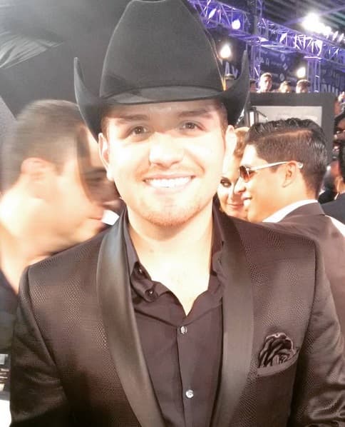 Impecable y sonriente, así llegó El Dasa, quien aprovechó para mandar su mejor sonrisa a las fans.