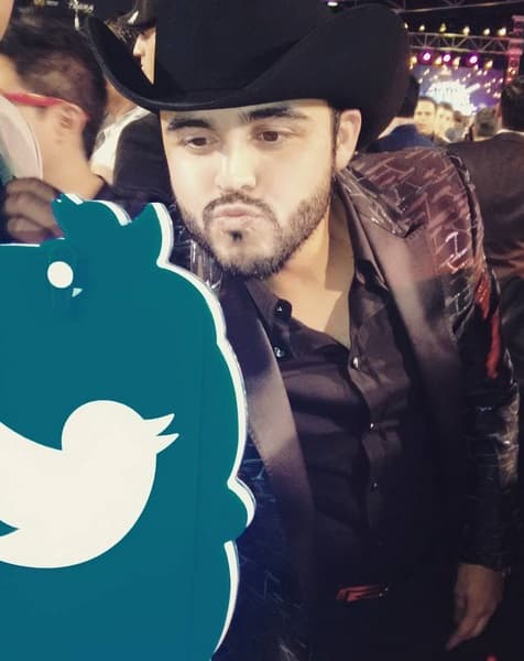 Gerardo Ortiz tampoco se resistió y cayó en la tentación de las selfies...