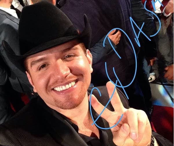 Hasta regaló un autógrafo y posó con su carita de niño que no rompe un plato.