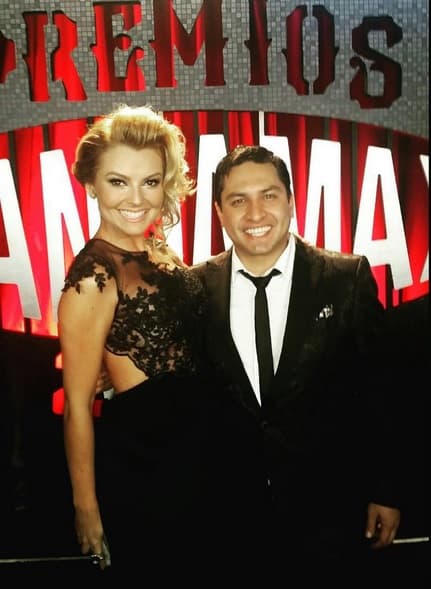 Y las bellezas sexys como Marjorie de Sousa tampoco dejaron pasar la oportunidad de tomarse foto con este galán.