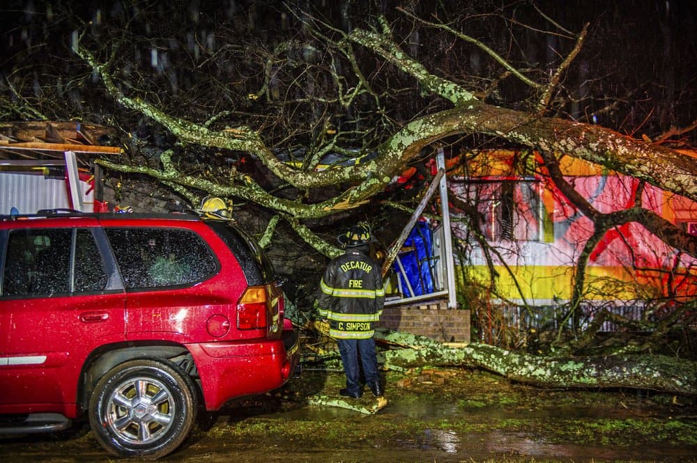 Cory Simpson del Departamento de Bomberos y Rescate, evalúa los daños antes de evacuar una casa móvil después de que un árbol cayó sobre la casa en Decatur, Alabama. Los meteorólogos dijeron que los tornados, el granizo y los vientos que alcanzaron una velocidad de 70 millas por hora (115 km/h) representaron la mayor amenaza a medida que un frente frío se movía a través de la región en dirección este.