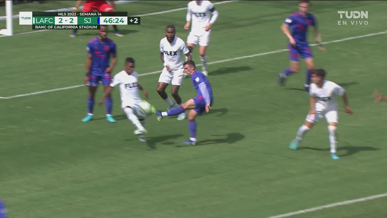 ¡Lo descuentan! Balonazo a Latif Blessing en dónde más duele