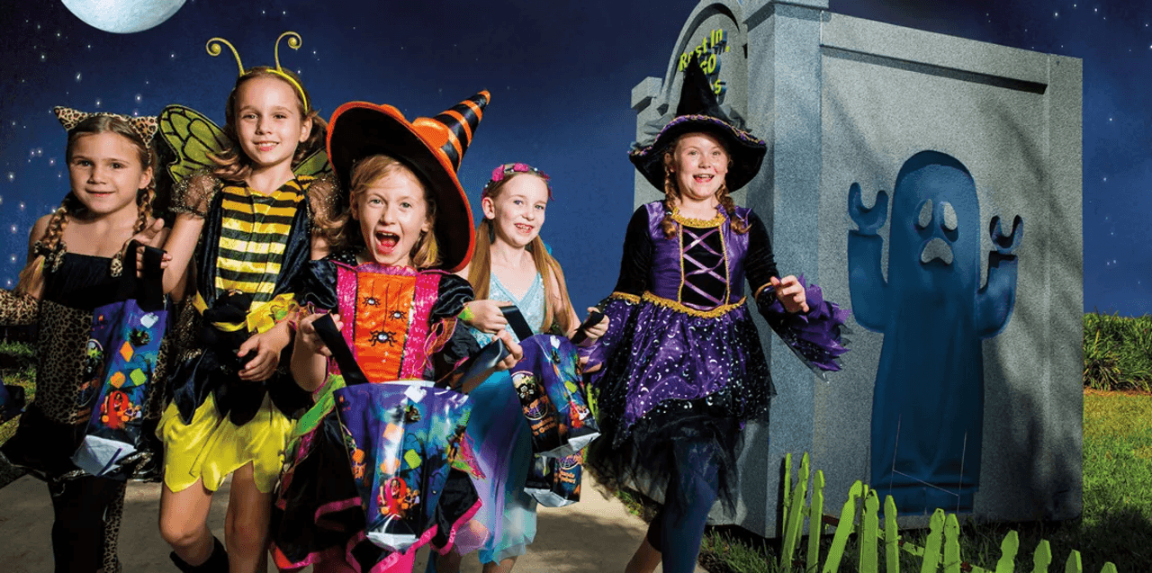 <b><a href="https://www.legoland.com/florida/things-to-do/seasonal-events/brick-or-treat/" target="_blank">Brick or Treat en Legoland Florida:</a> </b>Lord Vampyre iluminará la fiesta con un nuevo espectáculo de fuegos artificiales de lego en 3D en noches seleccionadas, del 16 de septiembre al 29 de octubre. Los boletos cuestan desde $74 y tienen una promoción de $119 para disfrutar del parque de manera ilimitada hasta el 25 de diciembre.