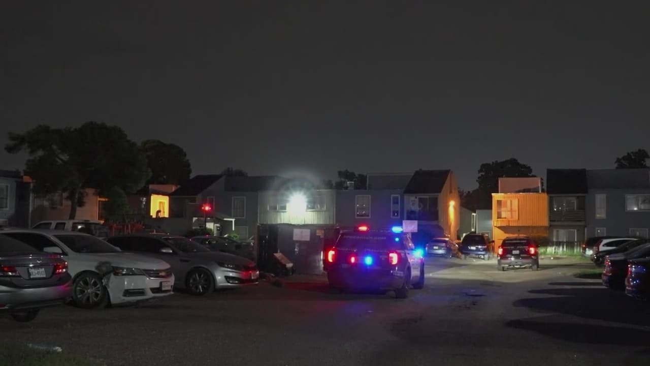 Investigan asesinato a tiros de un hombre en complejo de apartamentos de Houston