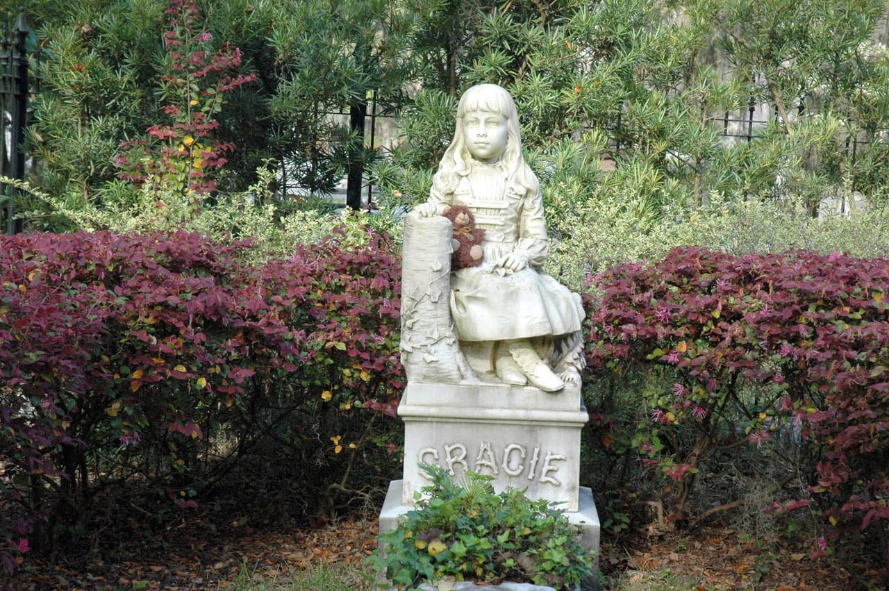 <b>Bonaventure Cemetery (Savannah)</b>: Las leyendas narran que este viejo cementerio de Savannah está perseguido por una niña llamada Gracie Watkins. Se ha dicho que se puede escuchar a Gracie llorar por la noche y que se puede ver a su estatua de tamaño natural llorando lágrimas de sangre.