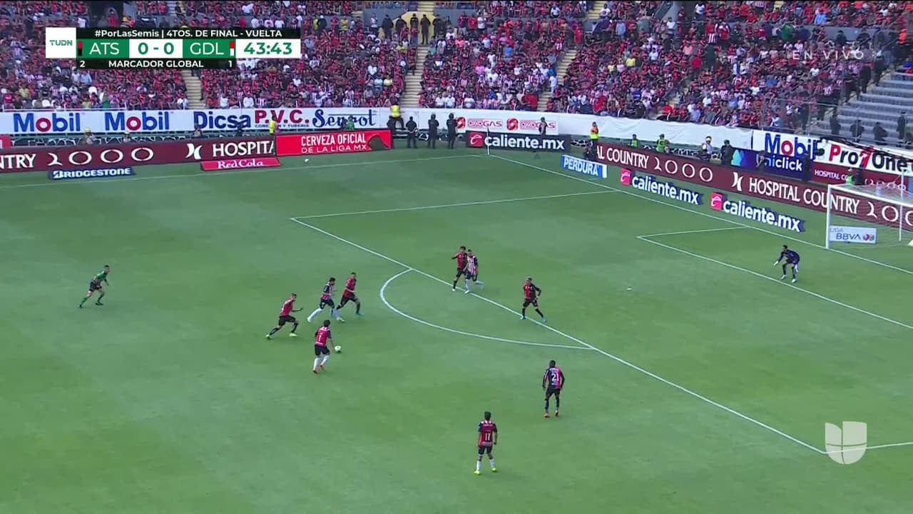 ¡CERCA! José Macías disparó que se estrella en el poste.