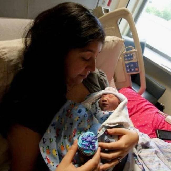 En esta imagen proporcionada por Andrea Lopez, ella mece a su hijo Gabriel Cude, en un hospital en Bakersfield, California, en 2011, donde nació con anencefalia, un grave e inusual defecto congénito asociado a la falta de ácido fólico, una importante vitamina.