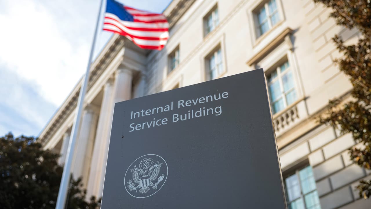 El Servicio de Rentas Internas (IRS) permitía a los contribuyentes enviar sus declaraciones de impuestos de manera directa, gratuita y sin necesidad de intermediarios ni documentos físicos, mediante la herramienta Direct File. Sin embargo, el IRS confirmó que este sistema no estará disponible en 2026. La agencia señaló que continuará ofreciendo otras alternativas certificadas, como el programa Free File, aunque este no está disponible para todos.