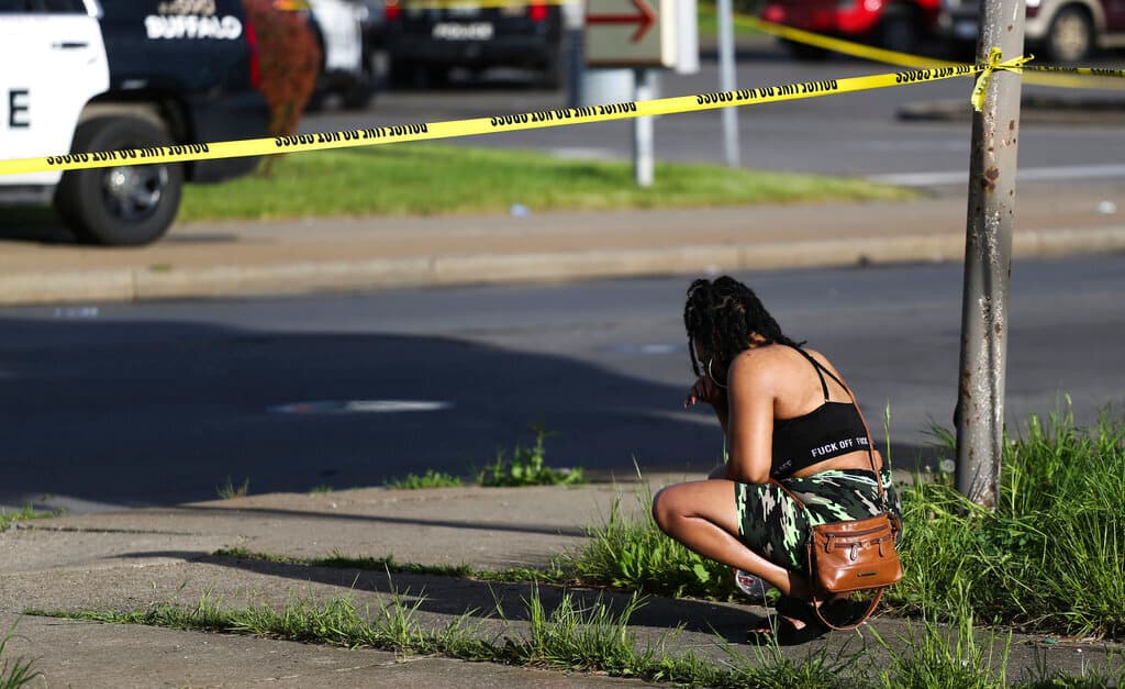 Las autoridades dijeron que 11 de las víctimas son negras y dos son blancas. El tiroteo ocurrió en un vecindario predominantemente negro a unas pocas millas al norte del centro de Buffalo.
<br>