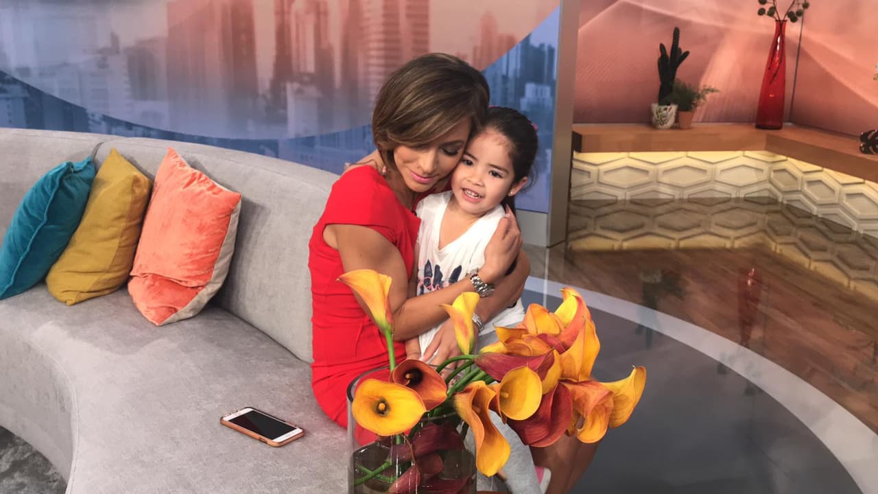 El equipo de Despierta América también gozó con la visita de Giulietta, las muestras de afecto no se hicieron esperar. Aquí vemos a Satcha abrazándola con ternura.
<br>