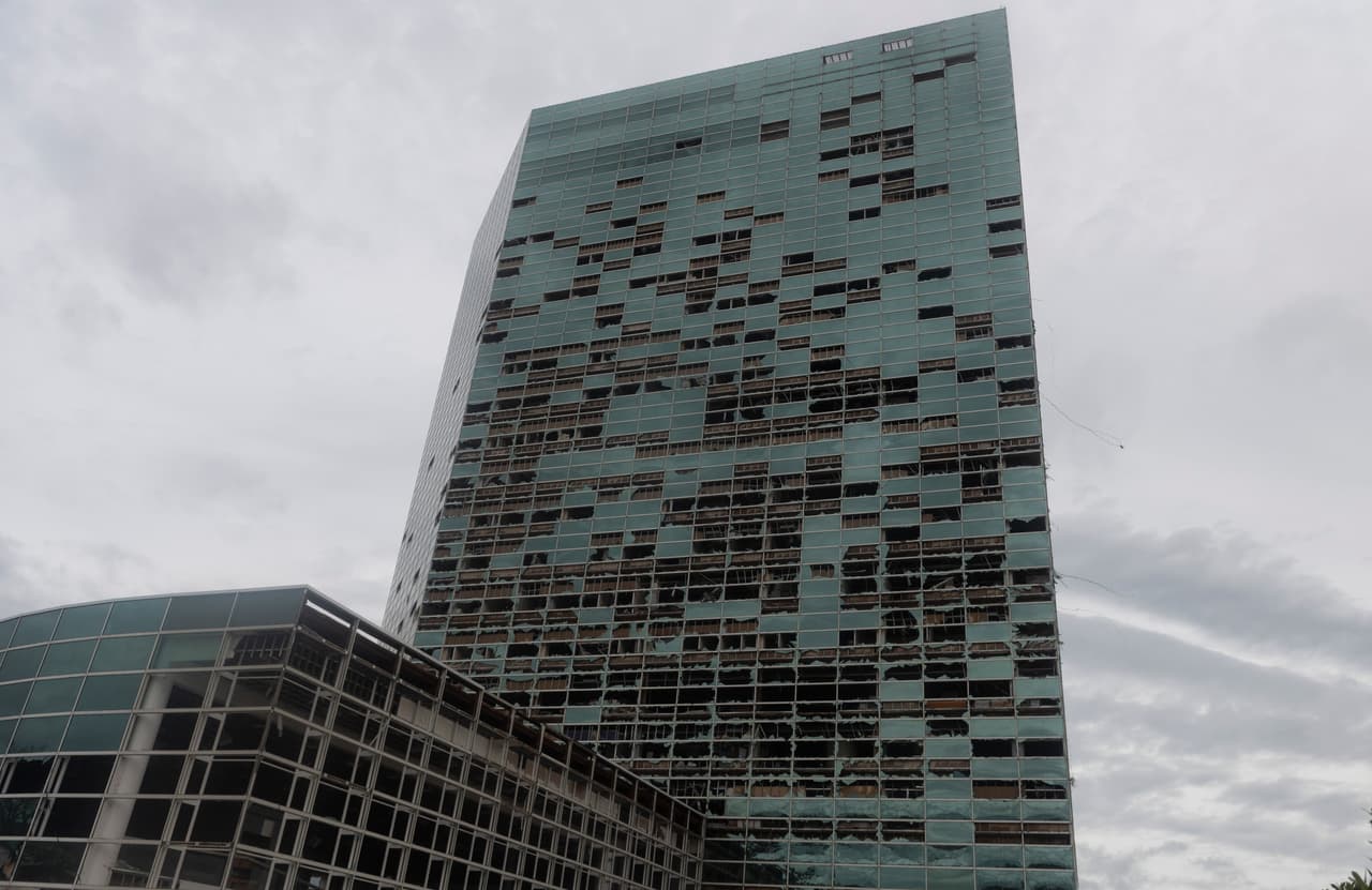 El edificio Capitol One Bank Tower, en Lake Charles, Louisiana tras el paso de el huracán Laura.