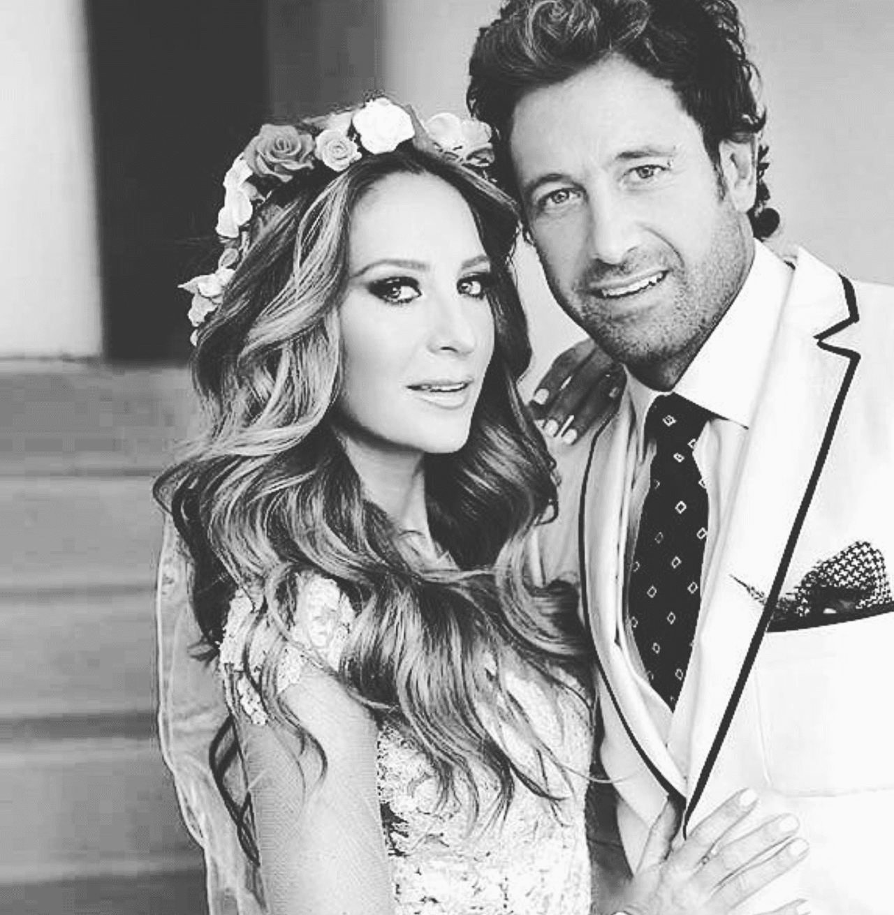 La pareja de se casó en febrero de 2016 en Valle de Bravo, cerca de la Ciudad de Mexico, tras 8 años de tener una relación amorosa. Para este febrero de 2017 Geraldine compartió esta foto en su primer y único aniversario de bodas donde la describía como "toda una vida juntos".