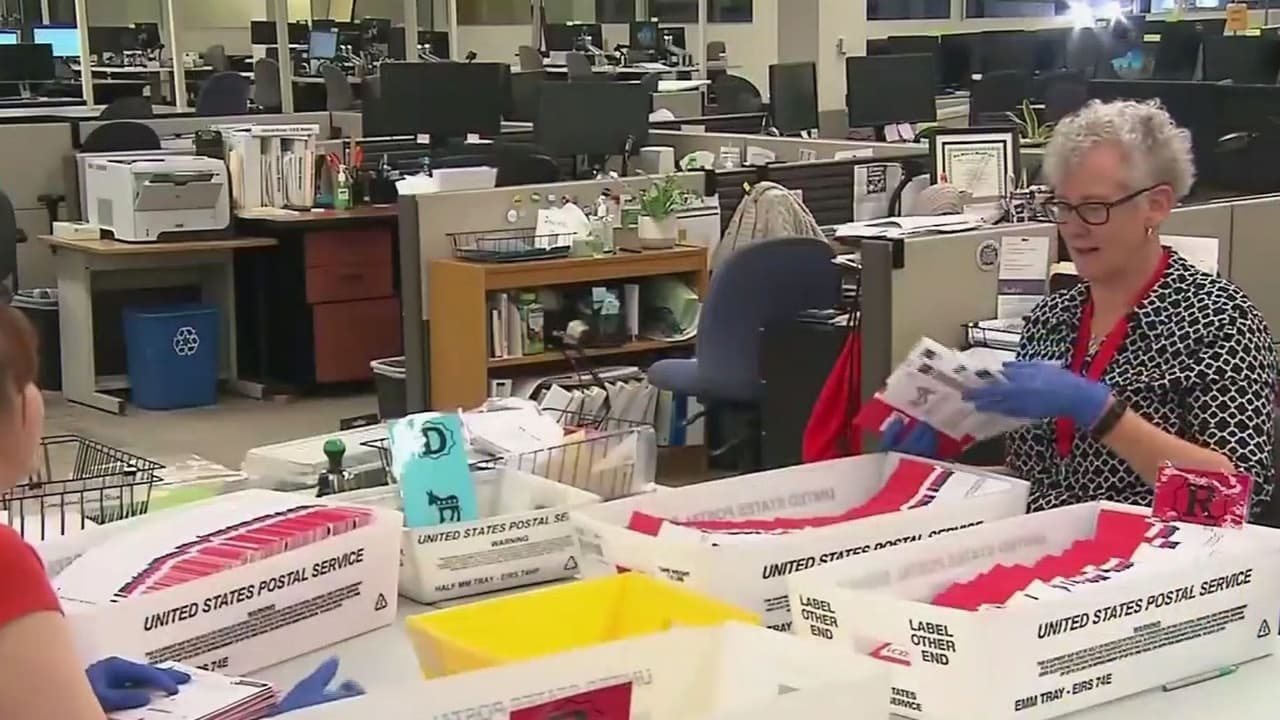 Una jueza federal bloquea un plan del Servicio Postal de EEUU que podría limitar el voto por correo