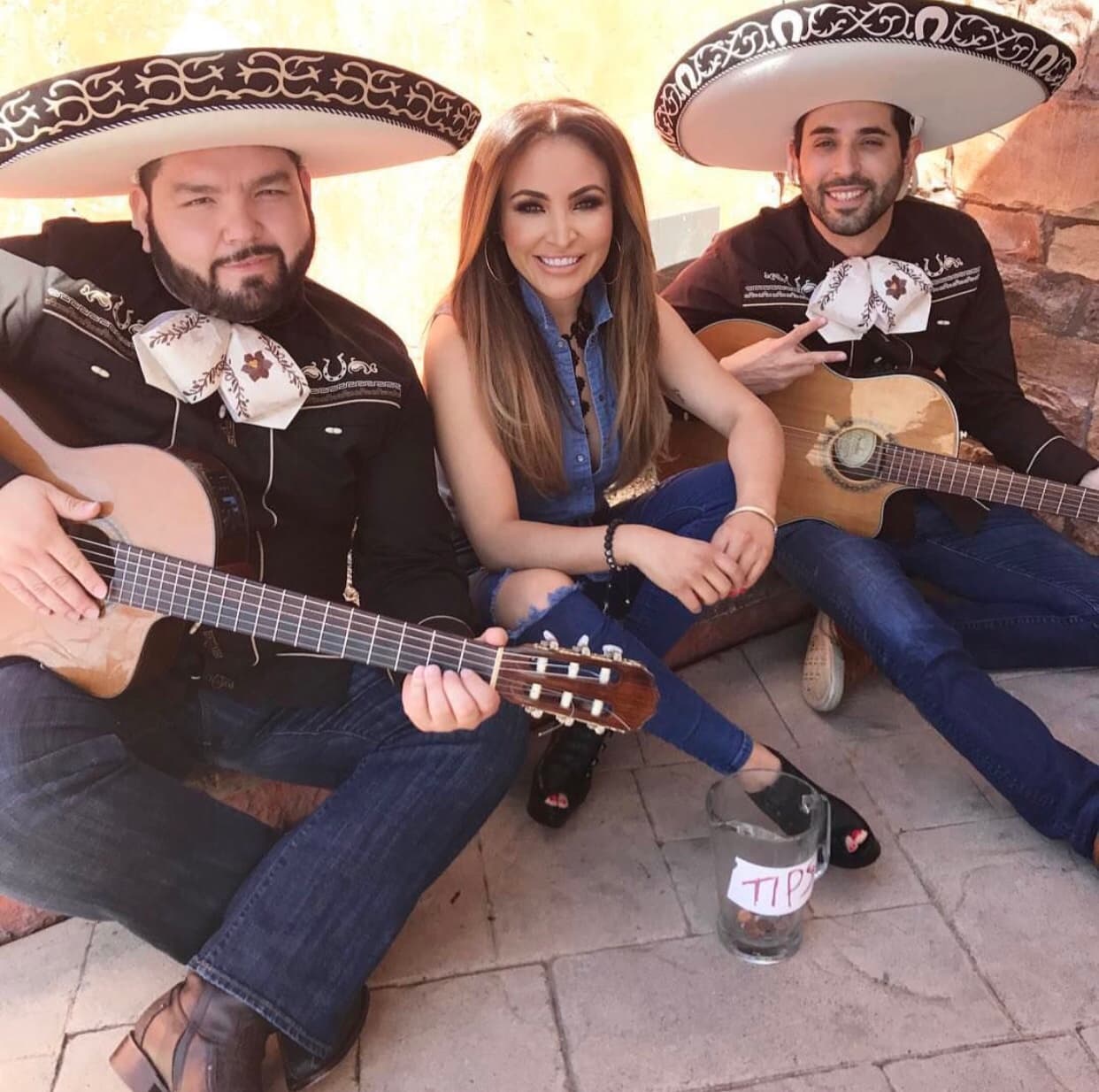 <a href="http://www.univision.com/temas/el-tambochi">El Tambochi</a> y
<a href="http://www.univision.com/temas/el-compa-ivan">El Compa Ivan</a> también le entran a la cantada.