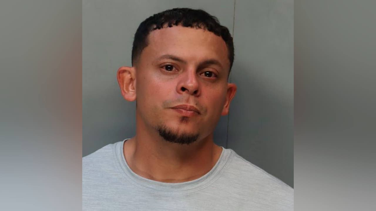 Hombre es acusado de robar a mano armada a personas que vendían sus joyas por la app OfferUp