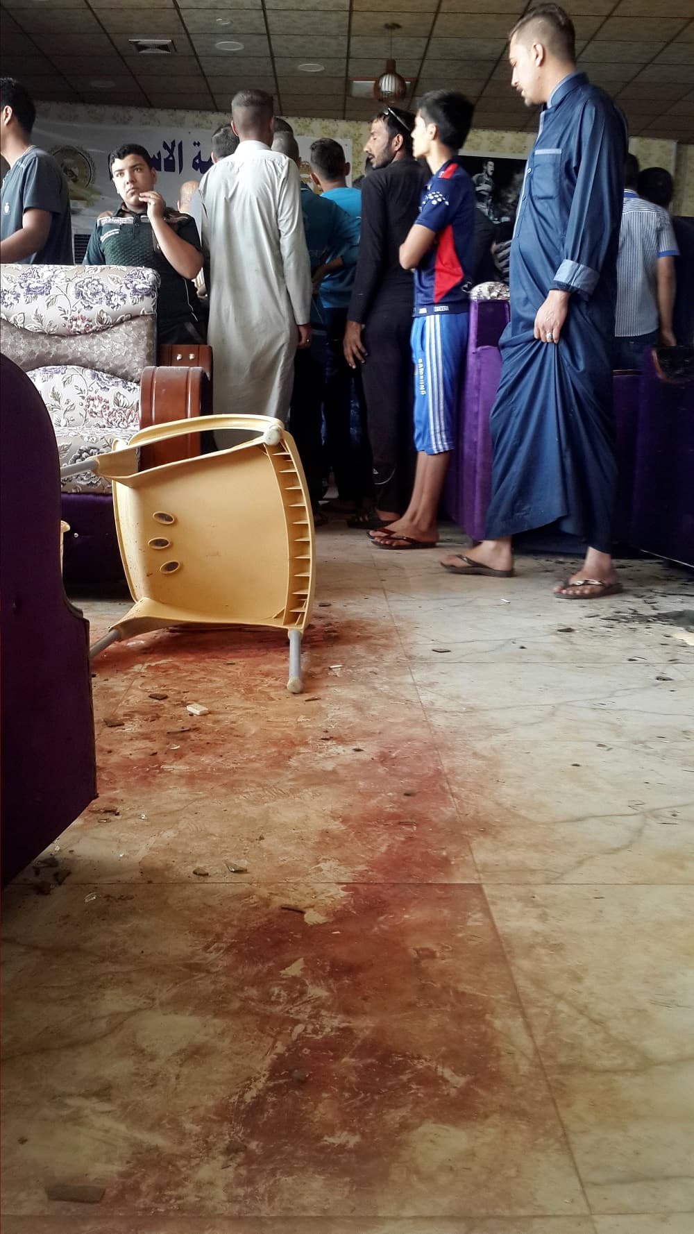 Restos de sangre tras el atentado en el local donde terroristas de ISIS entraron armados y mataron varias personas.