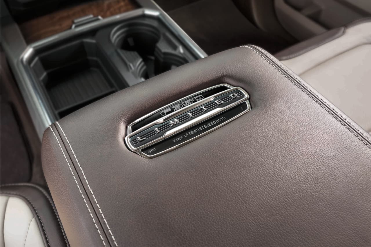 Detalles de lujo y
<i>branding</i> son omnipresentes en la cabina de las camionetas Serie-F Super Duty del nivel Limited.